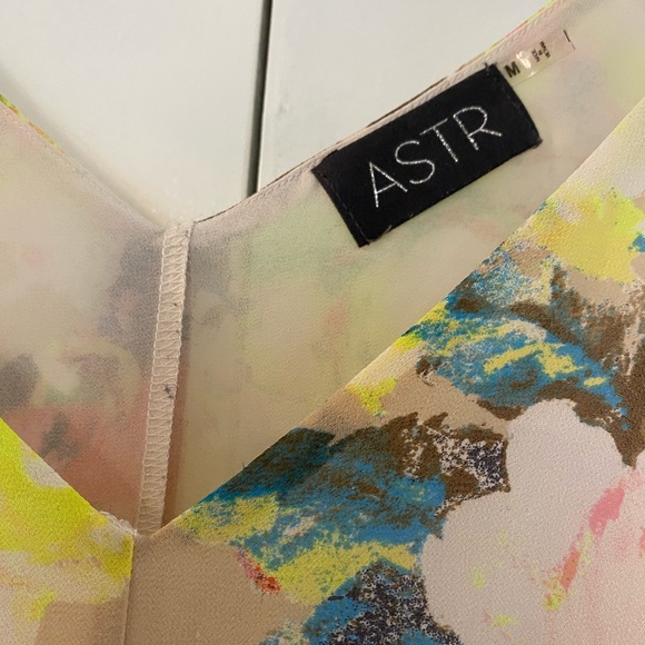ASTR The Label - 💛 NEON Splash Floral Tank - Picture 2 of 8